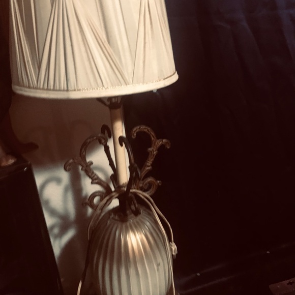 Vintage Cream and Gold Table Lamp - Picture 5 of 7